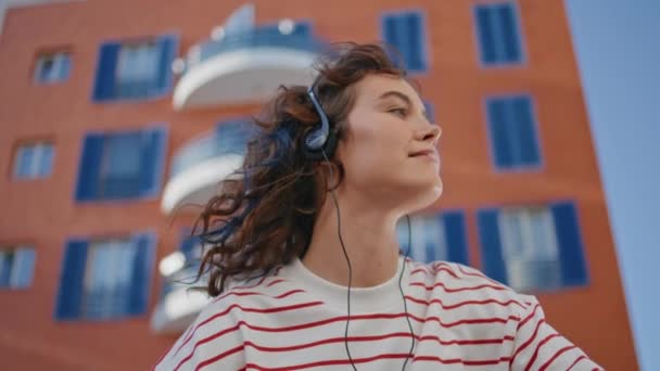 Renkli Saçlı Kadın Sokakta Kulaklıkla Müzik Dinliyor Sakin Mutlu Hipster — Stok video