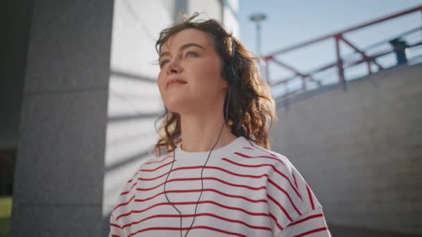 Kobieta Cieszyć Się Ulubioną Piosenkę Słuchawkach Słonecznej Dzielnicy Miejskiej Sam — Wideo stockowe