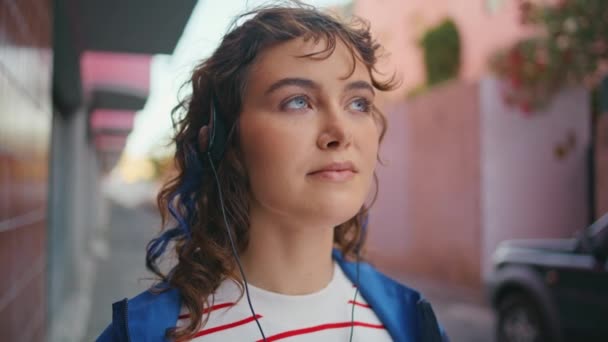 Kulaklıklı Mutlu Meloman Sokağı Kapatıyor Kasabada Kulaklıkla Müzik Dinleyen Çekici — Stok video