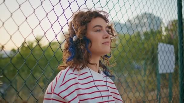 Verträumte Kopfhörer Mädchen Genießen Musik Auf Der Straße Abend Aus — Stockvideo