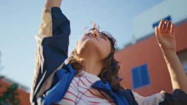 Kulaklıklı kız gün ışığında dans ediyor ve ellerini kaldırıyor. Sunny Caddesi 'nde kulaklıkla müzik dinleyen sakin, nazik bir kadın. Romantik genç yaz haftasonu açık havada kulaklıkla şarkı söylemekten hoşlanır..