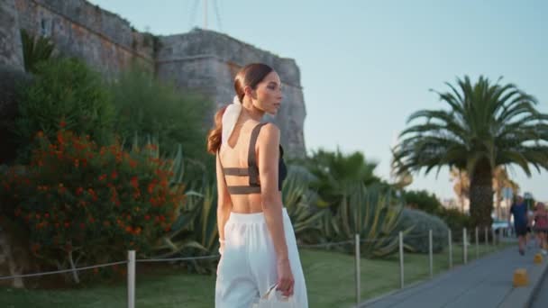 Elegancka Kobieta Chodząca Chodnikiem Tropikalne Miasto Rozgląda Się Widok Tyłu — Wideo stockowe