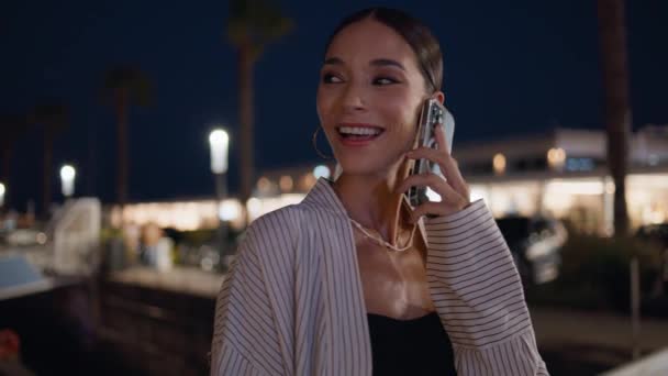 Urban Girl Calling Street Lights Late Evening Close Smiling Young — Stock Video