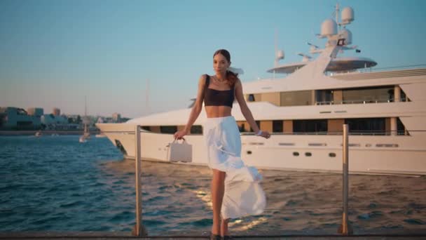 Modelo Elegante Cais Mar Elegante Roupa Moda Mulher Confiante Bonita — Vídeo de Stock
