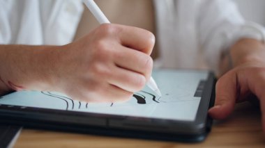 Kadın parmakları evde interaktif kalemle çalışıyor. Yakın plan. Bilinmeyen yaratıcı tabloda grafik tableti görüntüsü çiziyor. İçerideki bilgisayarda stilus kullanan yaratıcı tasarımcı elleri. Anonim sanatçı stüdyosu