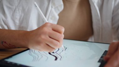 Kadın eller tablet bilgisayarı çiziyor. Ev portresinde elektrikli kalem çizen odaklı sanatçı. Stüdyoda yaratıcı bir işle meşgul olan tatmin olmuş bir kadın. Sakin kız içerde hobi ediniyor.