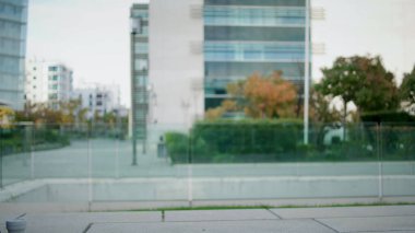 Bilgisayarda çalışan genç adam kapıyı kapatıyor. Hipster adam Autumn caddesinde internette geziniyor. Kablosuz internet bağlantısı kuran kıvırcık gençler binaların arka planında sohbet ediyorlar. Öğrenci tek başına öğreniyor