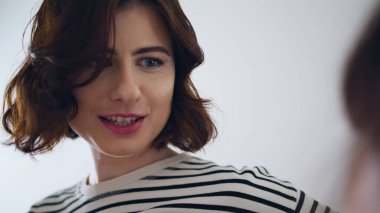 Dövme stüdyosundaki gülümseyen kadın konuşuyor. Memnun müşteri kızı meçhul dövmeciyle konuşuyor. Kapıları kapatın. Mutlu müşteri, ev sahibi tanınmayan ustayla gelecekteki oturumunu tartışıyor.