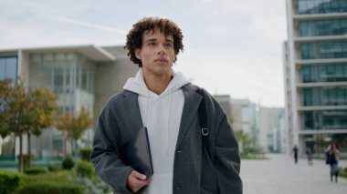 Rahat öğrenci şehri tek başına dolaşıyor. Yaklaş. Kıvırcık saçlı serbest çalışan elinde tabletle sonbahar havasının tadını çıkarıyor. Milenyum gençliği iş bölgesinde sakince hareket ediyor. Modern binaları izleyen turistler
