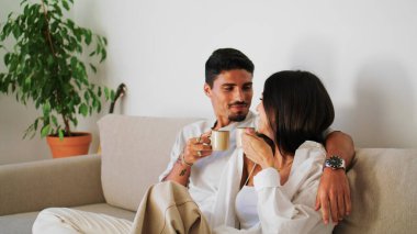 Mutlu aşıklar evde çayın keyfini çıkarıyorlar. Lüks otelde kahve fincanlarıyla rahatlayan aşk çifti. Yumuşak kanepe evinde sıcak içecekle konuşan yakışıklı, şehvetli kadın. Hafta sonu konsepti 