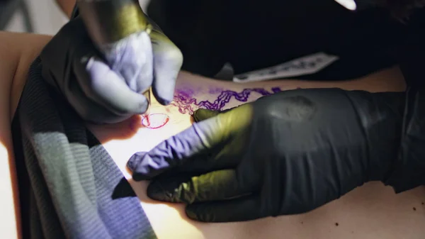 Майстерні Руки Роблять Татуювання Салоні Крупним Планом Невідомий Татуїст Працює — стокове фото