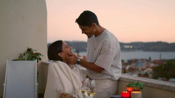 Gifte Kjærester Som Snakker Terrasse Sea View Hotel Romantisk Par – stockfoto
