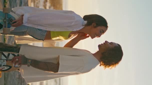 Amantes Románticos Besándose Playa Del Amanecer Vertical Sensuales Patinadores Pareja — Vídeo de stock