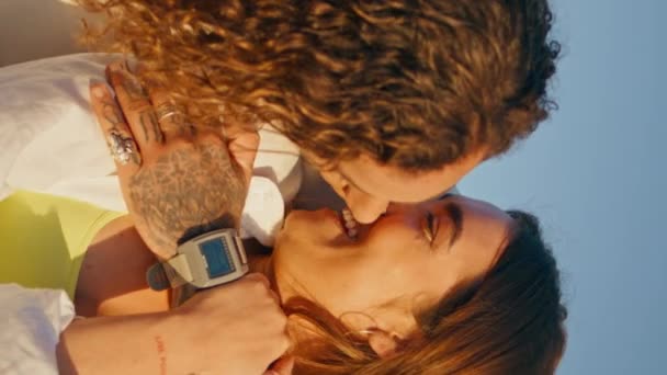 Smějící Teenageři Líbání Slunné Pláži Vertikálně Orientované Detailní Záběr Romantičtí — Stock video