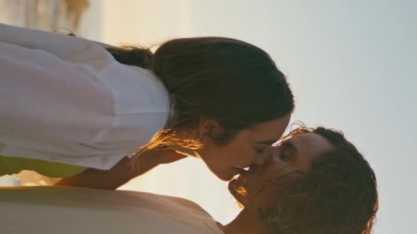Zartes Paar Küsst Sich Abend Senkrecht Aus Nächster Nähe Lächelnder — Stockvideo