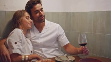 Genç eşler kafe kapanışında randevuya çıkıyorlar. Erkeklerden hoşlanan gülümseyen bir kadın sıcak iç mekanlara dokunur. Rahatlamış çift yıldönümünü kutlamak için şarap içiyor. Mutlu aşıklar akşam yemeğinde romantik vakit geçiriyorlar. 