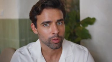 İspanyol bir adam kafenin içinde portreden bahsediyor. Beyaz tişörtlü yakışıklı maço, arkadaşlarıyla iletişim kuruyor. Yeşillik restoranında dinleniyor. Esmer, tıraşsız adam hikaye anlatıyor.