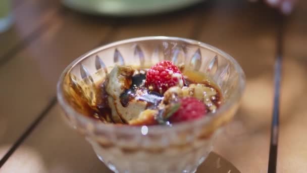 Gros Plan Baies Caramel Dessert Dans Une Assiette Verre Café — Video