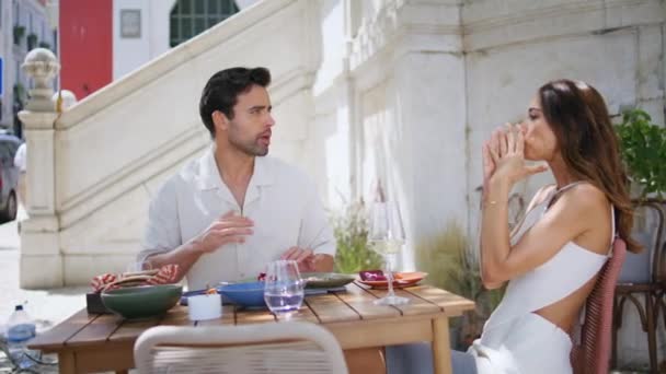 Couple Riche Déjeunant Dans Café Ville Luxueux Homme Barbu Parlant — Video