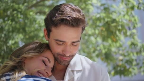 Birbirlerine Sarılan Sevimli Bir Çift Yeşil Bahçede Mutlu Hissediyorlar Romantik — Stok video