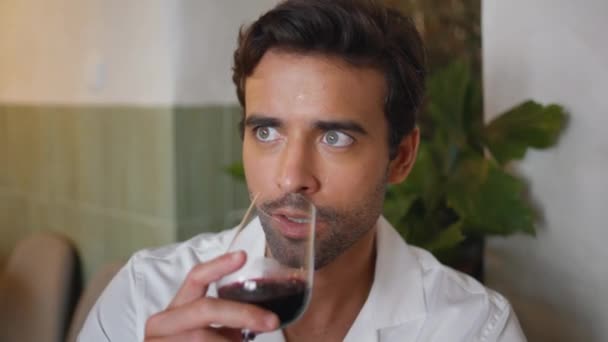 Bonito Macho Beber Copo Vinho Tinto Café Interior Closeup Homem — Vídeo de Stock