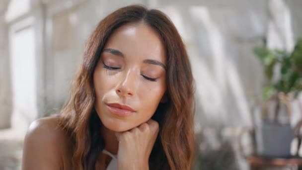 Model Indah Kota Berpose Dengan Potret Wajah Serius Rambut Cokelat — Stok Video