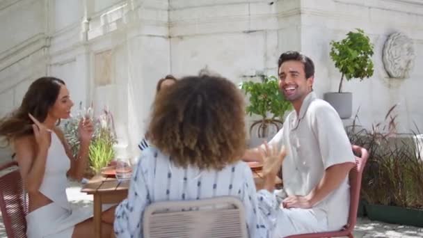 Personnes Positives Communication Amicale Dans Petite Ville Café Gros Plan — Video