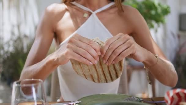 Ženské Ruce Držící Pitu Při Večeři Libanonské Restauraci Neznámá Dáma — Stock video