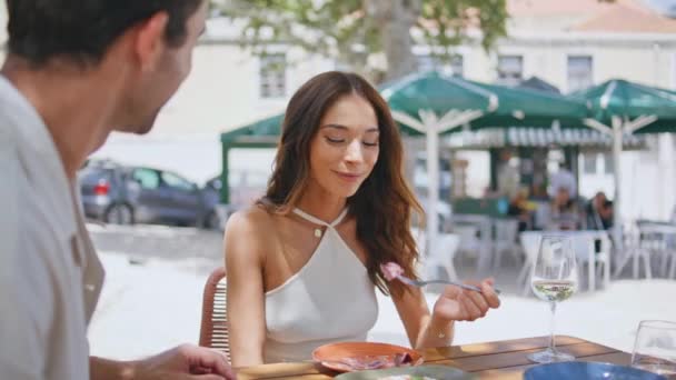 Glückliche Dame Beim Essen Straßencafé Mit Ehemann Nahaufnahme Entspanntes Elegantes — Stockvideo