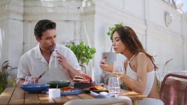Beau Couple Partageant Nourriture Dîner Dans Restaurant Patio Sur Date — Video
