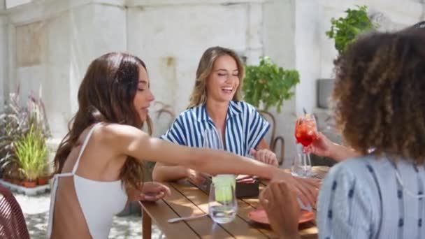 Śmiejący Się Przyjaciele Jedzący Obiad Kawiarni Świeżym Powietrzu Wesołe Dziewczyny — Wideo stockowe