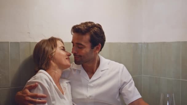 Par Romântico Beijando Ternamente Cafeteria Closeup Bonito Homem Ligando Namorada — Vídeo de Stock