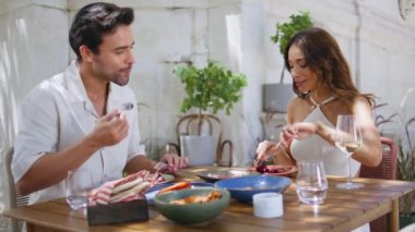 Yaz restoranının terasında sohbet eden mutlu bir çift. Açık hava kafesinde yemek yiyen gülen aşıklar. İki insan birbiriyle iletişim kurup şık bir masa da flört ediyor. Hafta sonu konsepti