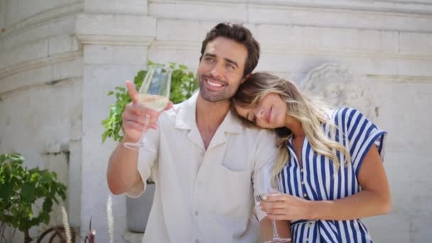 Romantisch Koppel Viert Vakantie Patio Close Positieve Geliefden Met Wijnglazen — Stockvideo
