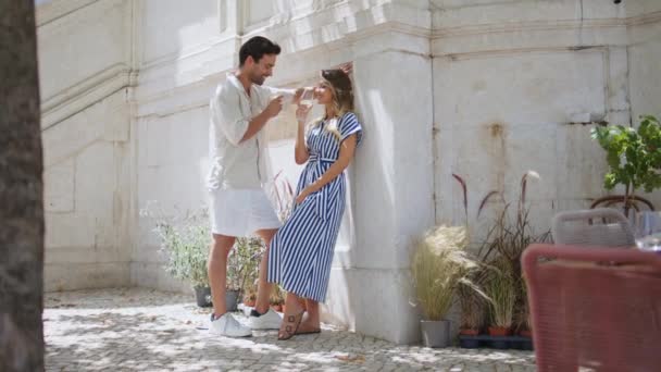 Couple Sexy Toasting Verres Vin Date Rue Amoureux Romantiques Célébrant — Video