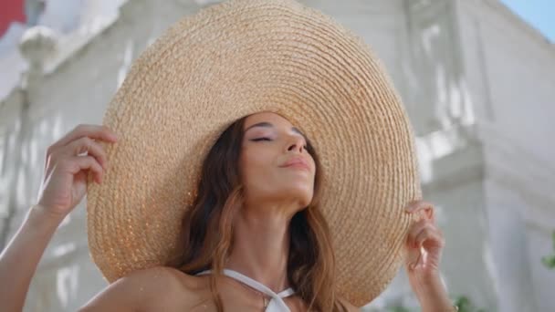 Modelo Sombrero Sonriente Posando Primer Plano Del Callejón Casas Blancas — Vídeos de Stock