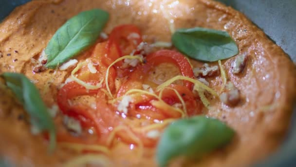 Paprika Hummus Plate Closeup Dengan Kemangi Dan Merica Kafe Makanan — Stok Video