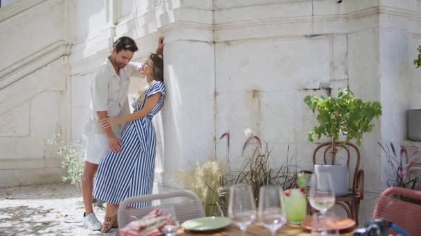 Pareja Alegre Mostrando Ternura Calle Sunbeam Hombre Romántico Mujer Pie — Vídeos de Stock