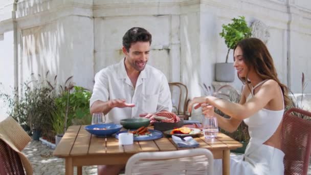 Randění Pár Mluví Kavárna Stůl Letní Terase Detailní Šťastně Usmívající — Stock video