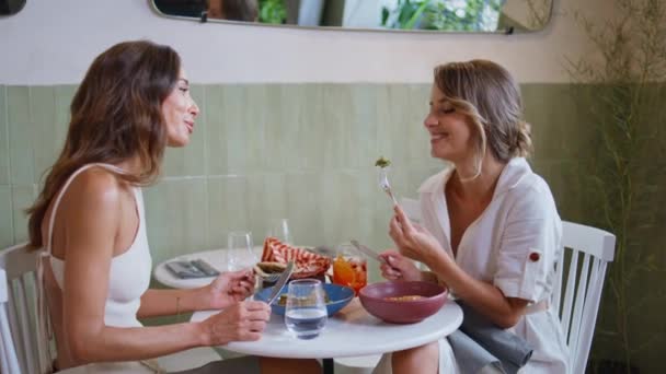 Entspannte Mädchen Unterhalten Sich Cafe Dinner Tisch Mit Getränken Und — Stockvideo