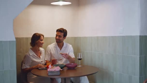 Szczęśliwa Para Relaksująca Przytulna Restauracja Przystojniak Karmi Kobietę Przy Stole — Wideo stockowe