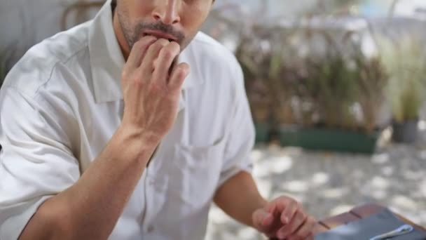 Italiensk Brunette Spise Forretter Cafe Terrasse Closeup Flot Ubarberet Mand – Stock-video