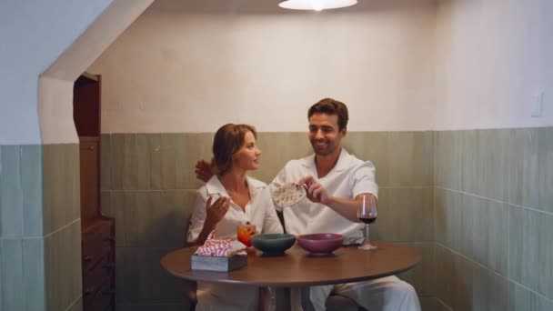Casal Amoroso Encontro Romântico Restaurante Jovem Mulher Falando Interior Acolhedor — Vídeo de Stock