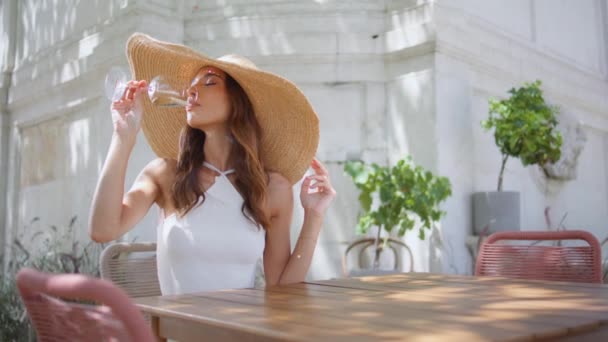 Mujer Lujo Disfrutar Del Vino Copa Vidrio Espacio Abierto Restaurante — Vídeos de Stock