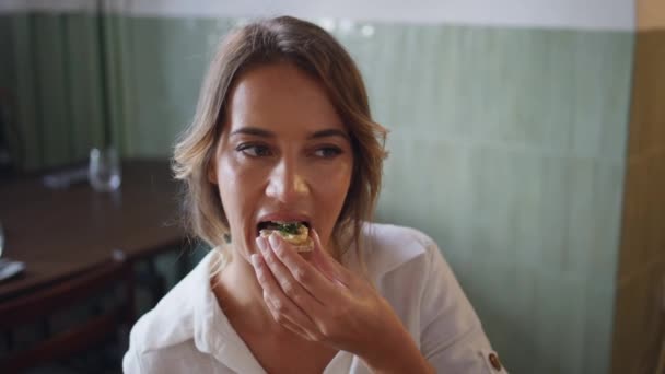 Blond Dáma Bruschetta Restauraci Detailní Uvolněná Spokojená Žena Žvýkající Jídlo — Stock video