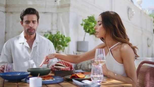 Sortir Ensemble Amoureux Parler Table Café Terrasse Été Gros Plan — Video