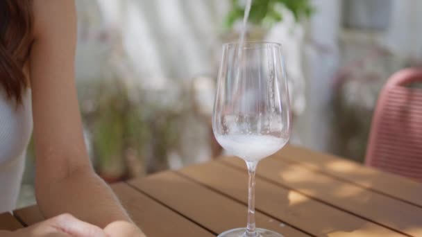 Primo Piano Bicchiere Vino Bianco Versando Mani Della Donna Tavolo — Video Stock
