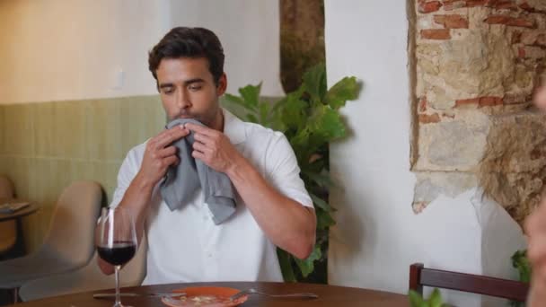 Przystojny Macho Wycierający Twarz Obiedzie Kawiarni Latynoski Brodaty Mężczyzna Pijący — Wideo stockowe
