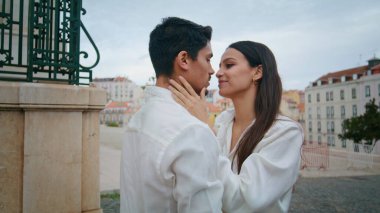 Şehir merkezinde flört eden mutlu sevgililer. Yakın plan. Latin bir kadın sokakta kocasıyla burun buruna geliyor. Aşk çifti dışarıda kucaklaşıyor. Şehvetli yeni evliler romantik bir buluşmada şefkatle kucaklaşır.