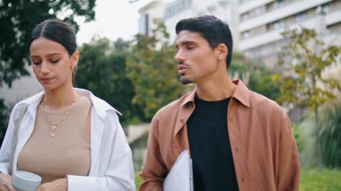 Yeni başlayanlar açık havada iş konuşuyorlar. Ciddi bir adam iletişim kurmaya odaklanmış. Halka açık parkta genç iş çifti takımı konuşuyor. Yeni projeden bahseden zeki meslektaşlarım